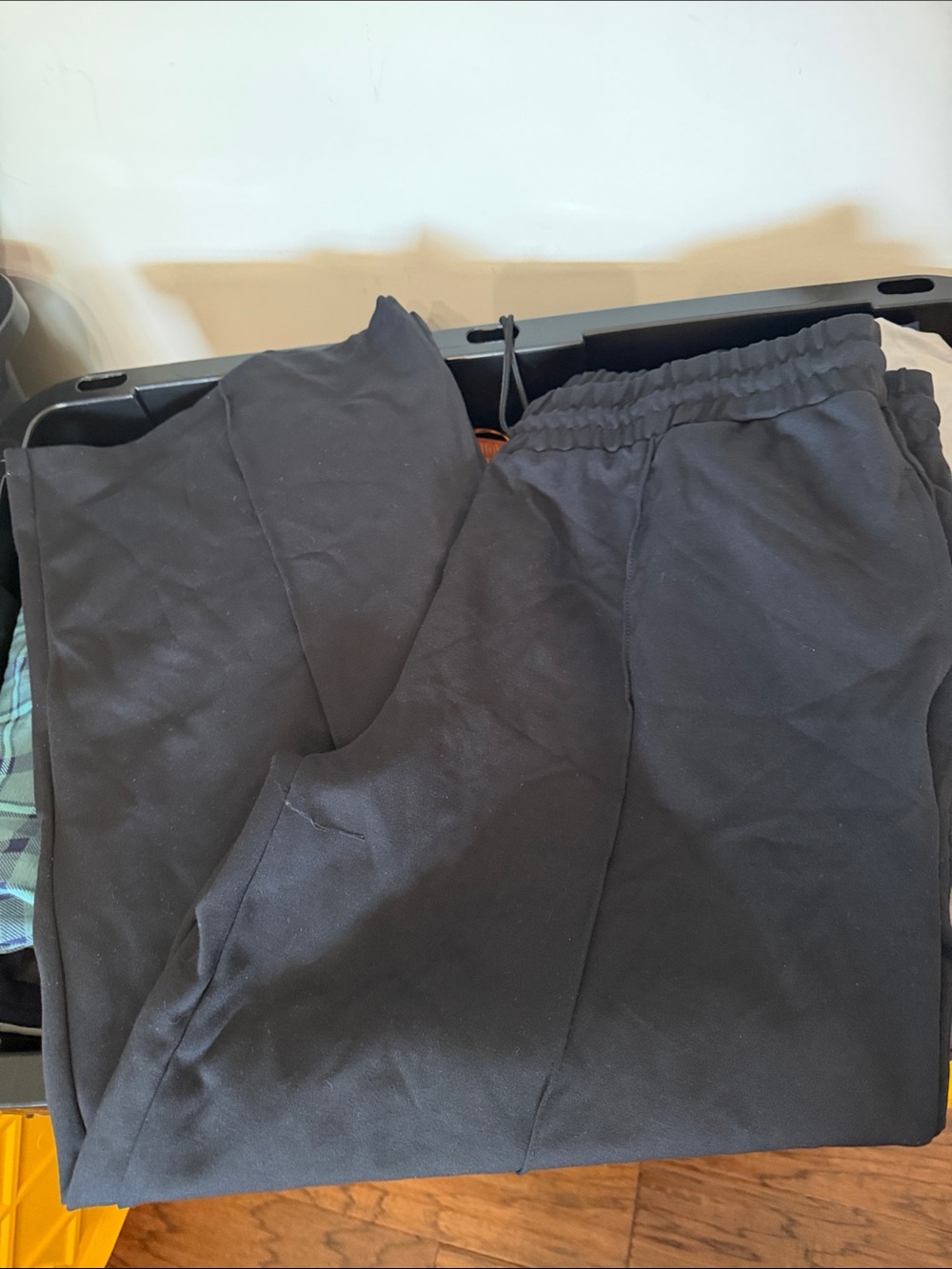 Serra Wide-Leg Pull-On Pants in Black